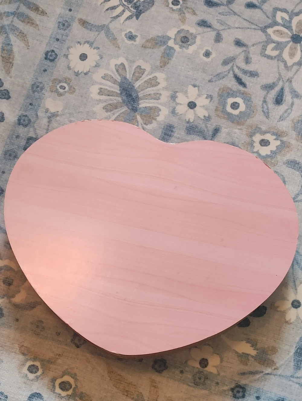 CAT SCRATCHER HEART-SHAPE WITH BALL